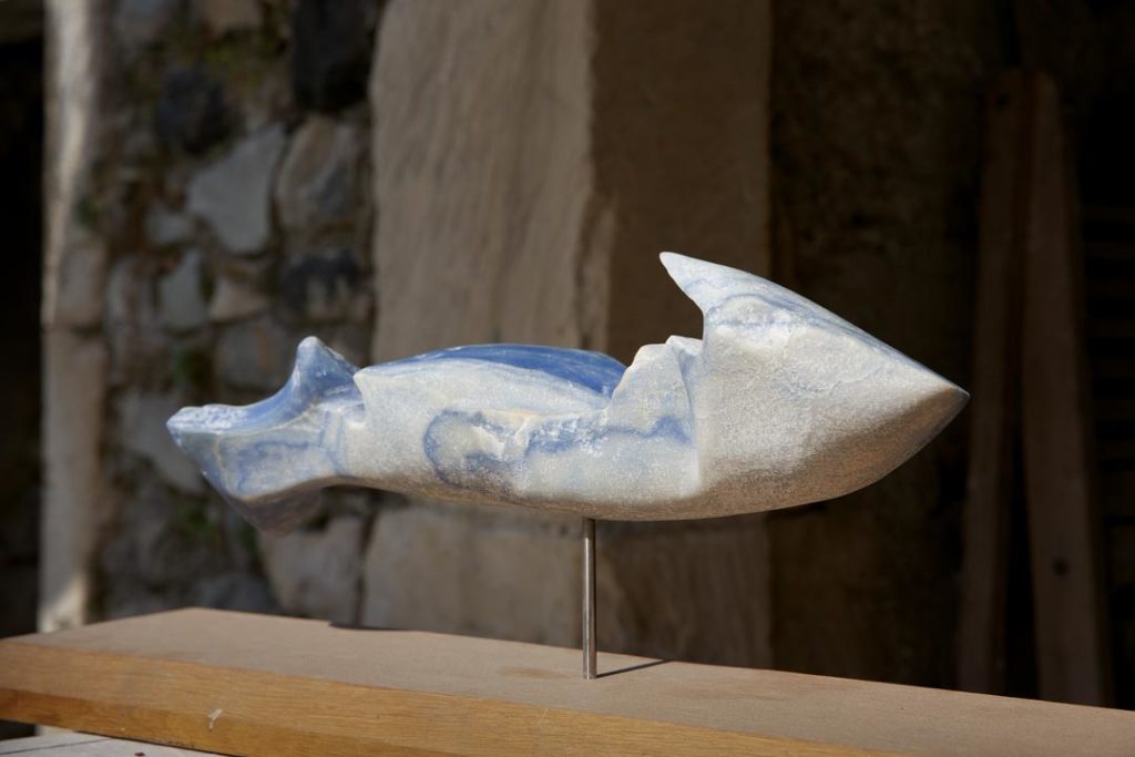 "Poisson vague", pièce unique, sculpture en pierre bleue du Brésil. Taille 30x12x8cm.