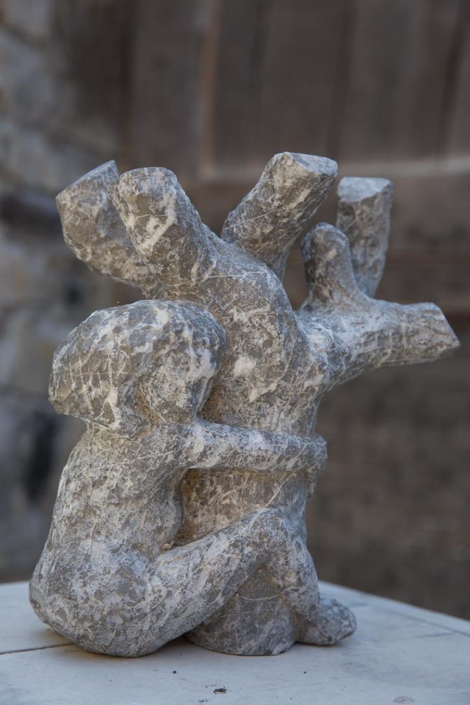 "Au près de mon arbre", pièce unique; sculpture en marbre de Sainte Anne. Taille 30x12x8cm.