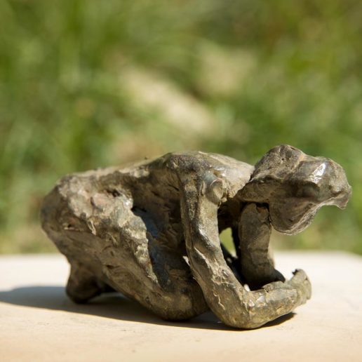 "Elle observe", sculpture en bronze. Taille 12x8x6.