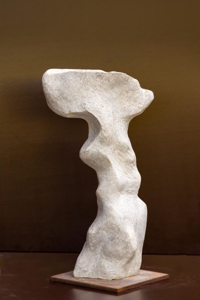 "Petite Samothrace", pièce unique, sculpture en pierre d'Aime. Taille 47x27x15cm.