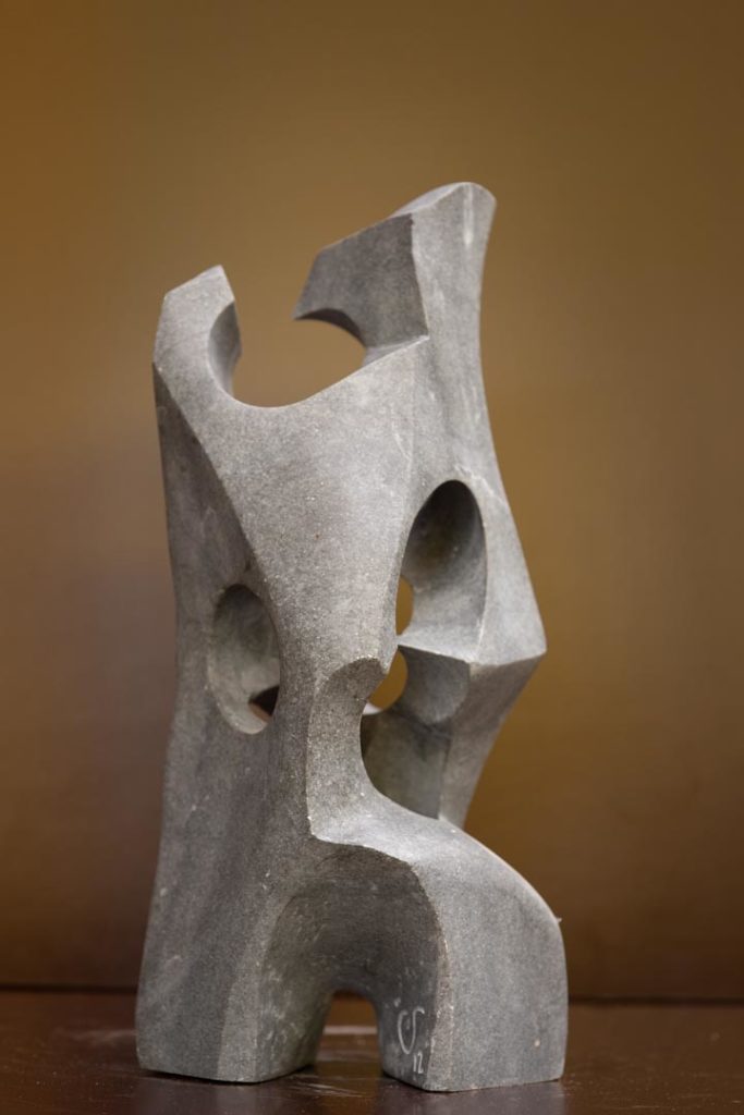 "Vers où", pièce unique, sculpture en pierre bleue du Hainaut. Taille 17x17x27cm.