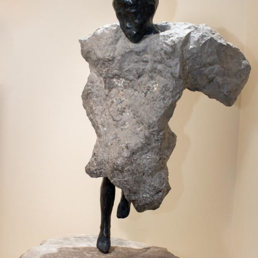 "L'enfant danse", sculpture en béton et bronze. Taille 40x22x14cm.