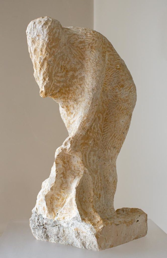 "Prenant sa serviette", pièce unique, sculpture en pierre de Tavel. Taille 60x25x30cm.