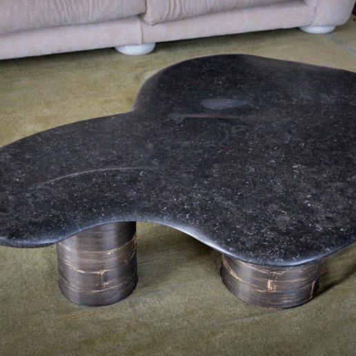 Table basse "La tache d'encre". Plateau marbre noir du Heynaud, pieds en bambou. Taille 120x120x5cm.