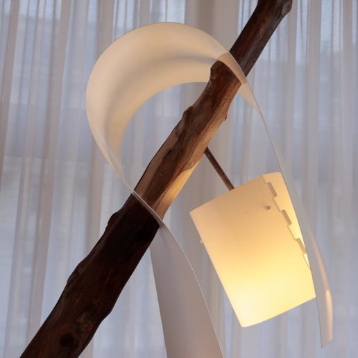 Lampadaire en bois de cade, polycarbonate et acier. Taille 230cm.