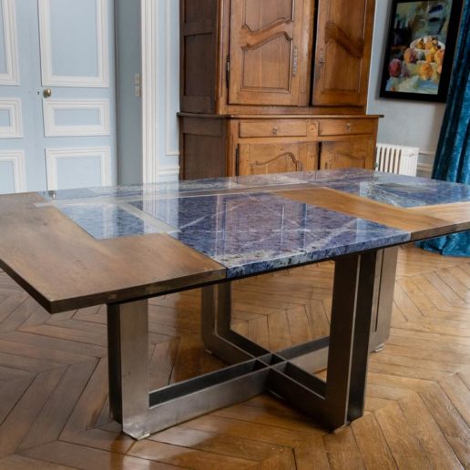 Table en pierre bleue, inox et noyer. Taille 220x100cm.