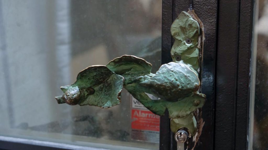 Poignée de porte "feuille et escargot" en bronze. Taille 18x17cm.