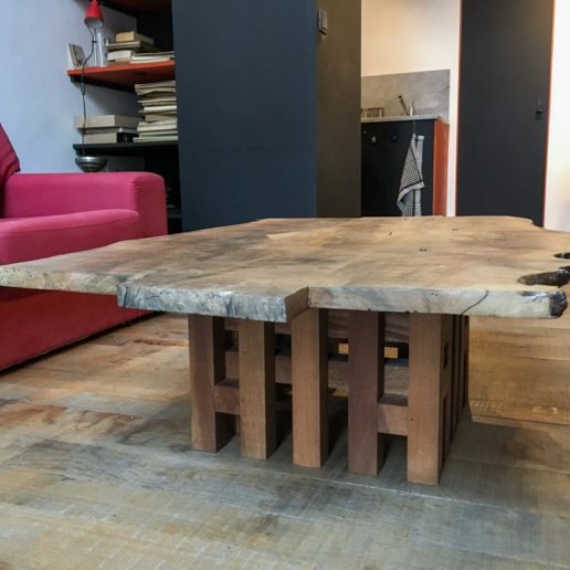 Table basse en noyer, pièce unique. Taille 40x90x70cm.