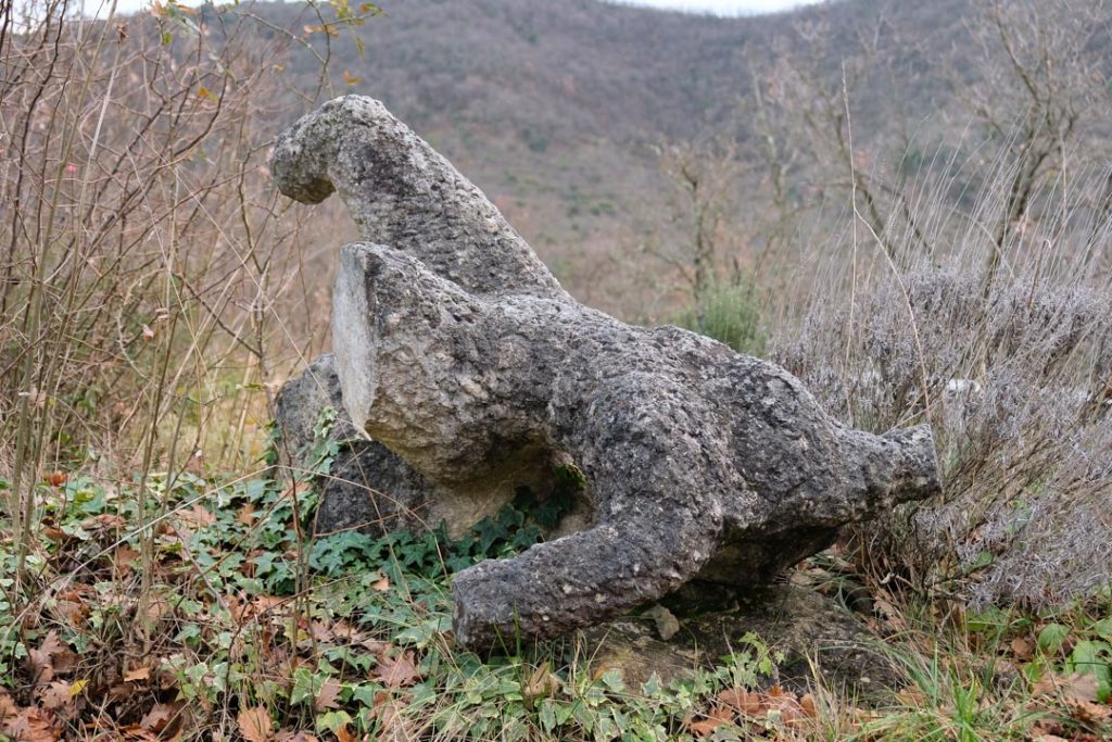 "Femme sur le dos", pièce unique, sculpture en pierre de Verfeuille. Taille 120x75cm.