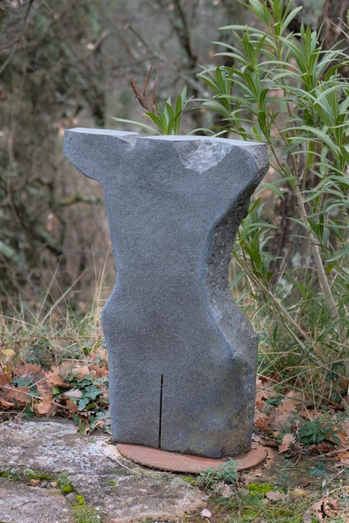 "Buste black", pièce unique, sculpture en granit noir du Zimbabwe. Taille 60x40x16cm.