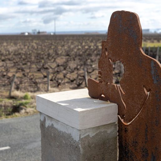 "Il aime son vin", sculpture en acier, enseigne. Taille 180x60x1cm.