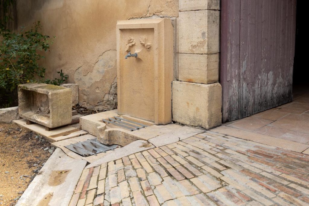 Fontaine et dalles en pierres Saint Martin Belleroche. Taille 100cm.