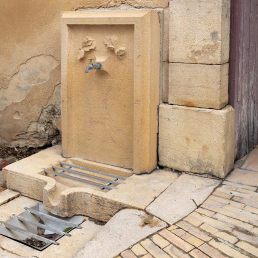 Fontaine et dalles en pierres Saint Martin Belleroche. Taille 100cm.