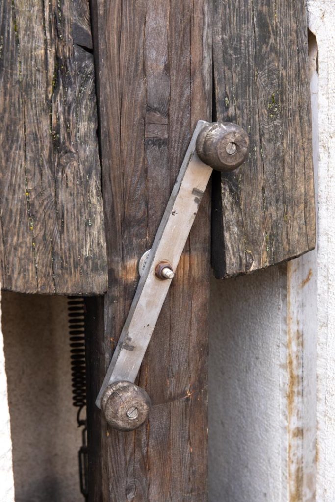 "Machine à boire", pierre de Champdor, table de dégustation en Mélèze repliable et fontaine. Détail. Taille 220cm.