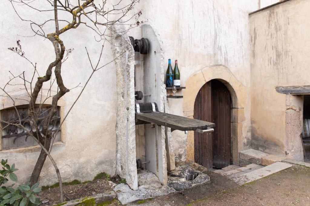 "Machine à boire", pierre de Champdor, table de dégustation en Mélèze repliable et fontaine. Taille 220cm.