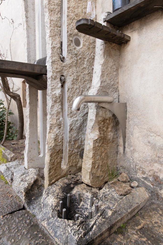 "Machine à boire" en pierre de Champdor, table de dégustation en Mélèze repliable et fontaine. Taille 220cm.