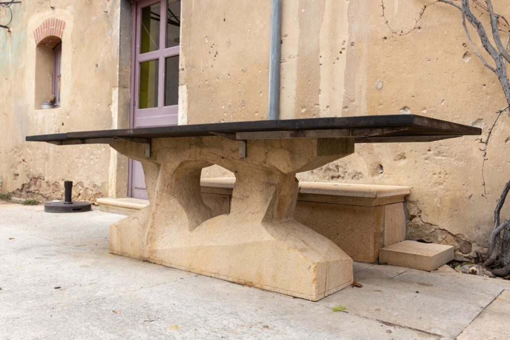 Table en pierre monolithe et bois.