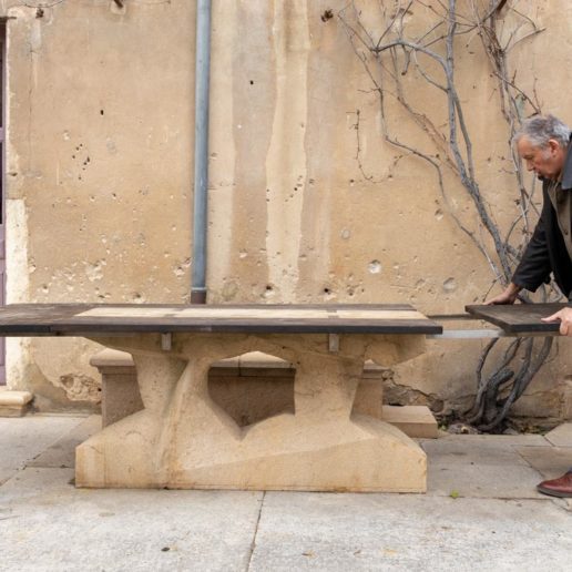 Table en pierre monolithe et bois.