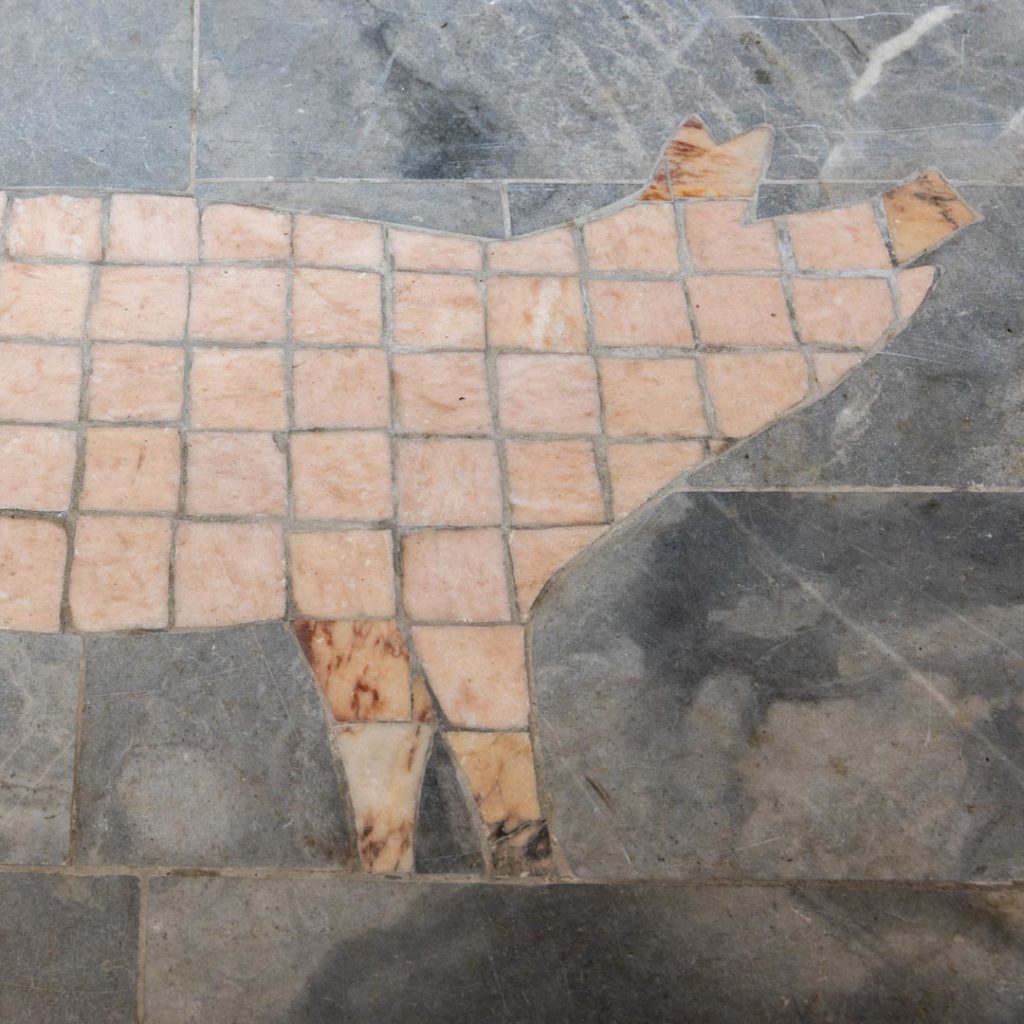 "Cochon", mosaïque en marbre rose du Portugal. Taille 100cm.