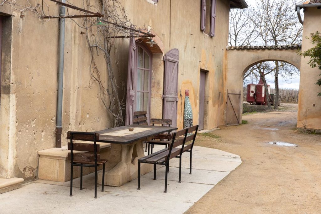 Table en pierre monolithe et bois.