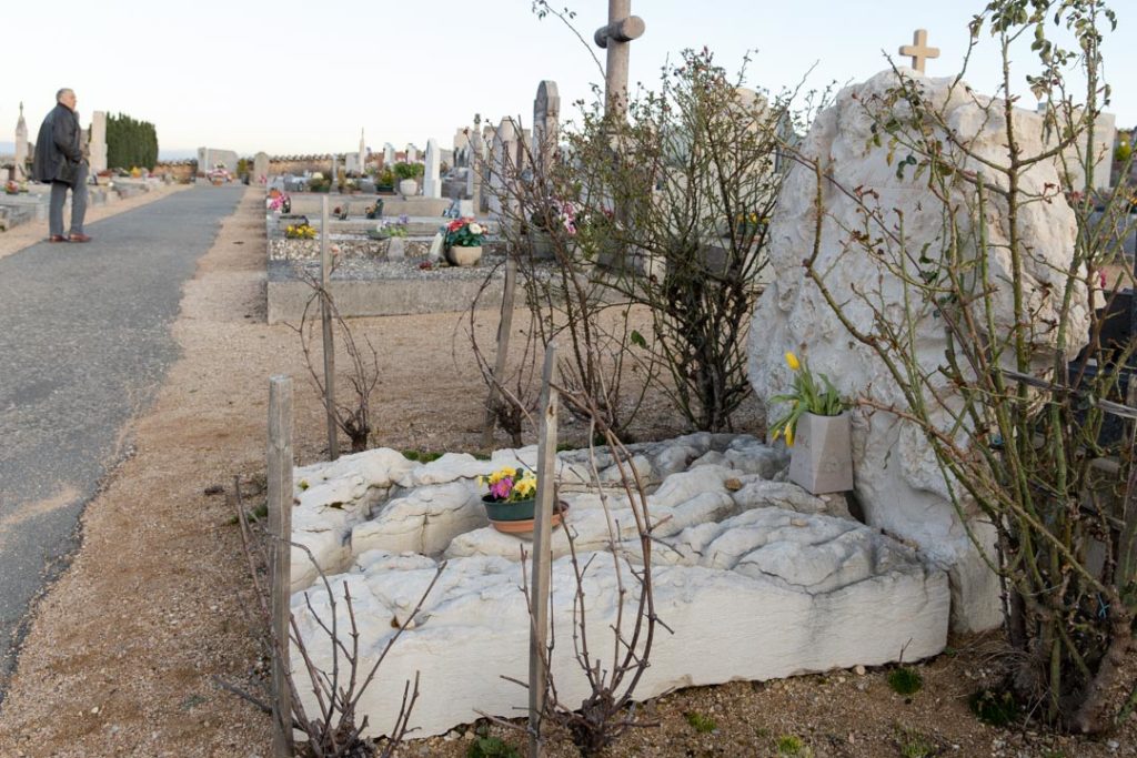 "La tombe de Marcel", pièce unique, en pierre de Champdor.