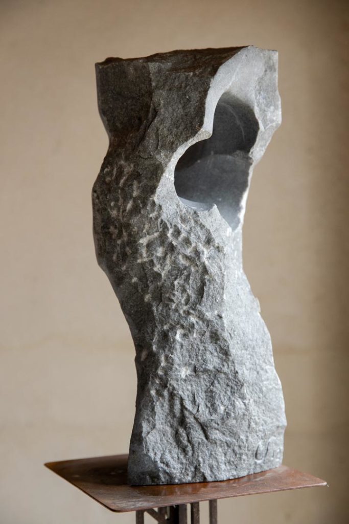 "Bien sûr", pièce unique, sculpture en pierre d'Aime. Taille 42x17cm.