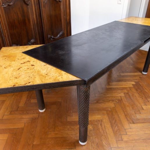 Table en métal à rallonges articulées couvertes de loupe de frêne. Taille 160x75 (310x75)cm.