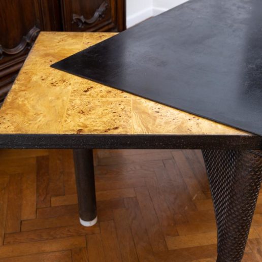 Table en métal à rallonges articulées couvertes de loupe de frêne. Taille 160x75 (310x75)cm.