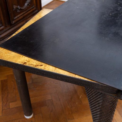 Table en métal à rallonges articulées couvertes de loupe de frêne. Taille 160x75 (310x75)cm.