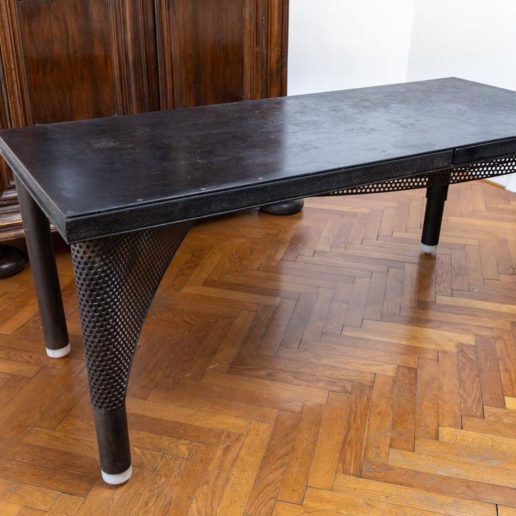 Table en métal à rallonges articulées couvertes de loupe de frêne. Taille 160x75 (310x75)cm.