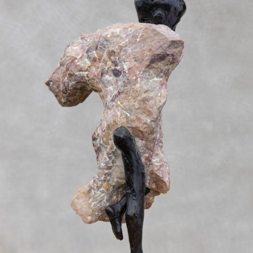 "L'enfant danse", sculpture en marbre grand antique et bronze. Taille 40x22x14cm.