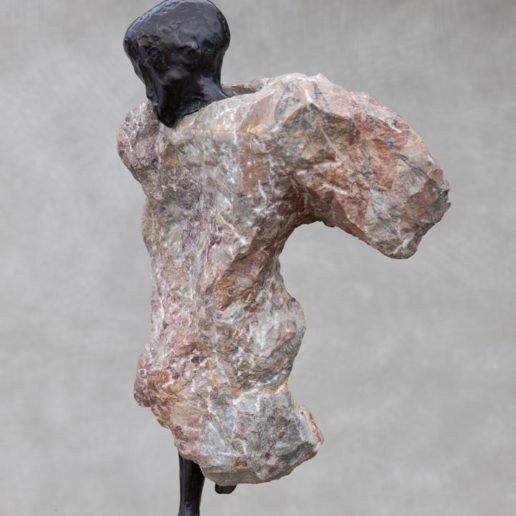 "L'enfant danse", sculpture en marbre grand antique et bronze. Taille 40x22x14cm.