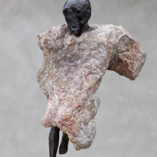 "L'enfant danse", sculpture en marbre grand antique et bronze. Taille 40x22x14cm.