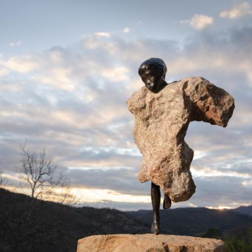 "L'enfant danse", sculpture en marbre grand antique et bronze. Taille 40x22x14cm.