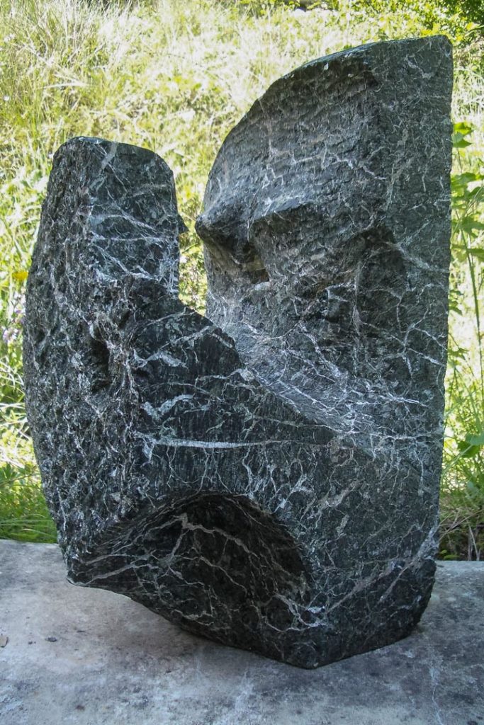 « Face à face », pièce unique, sculpture en serpentine des Alpes. Taille 53x30x30cm.