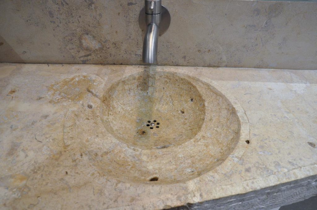 Lavabo en pierre de Bourgogne Chambertin. Détail. Taille 120cm.