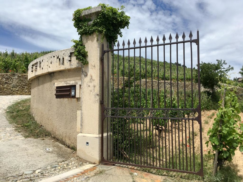 Entrée domaine de l'Hermite, pierre de Verfeuille et Tavel. Boite à lettre acier.