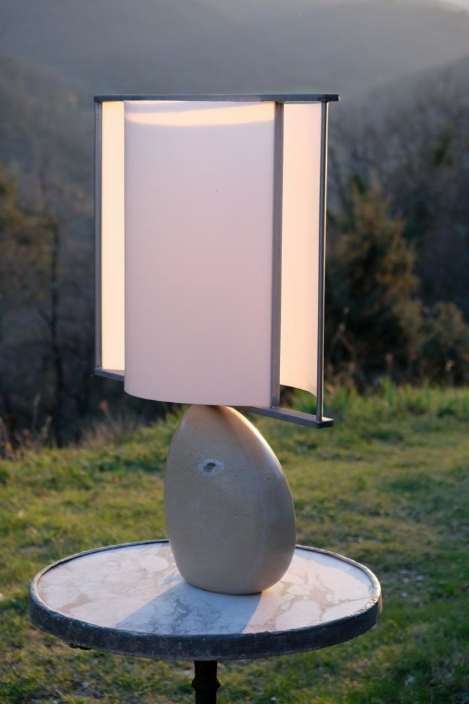 Lampe en polycarbonate, inox et pierre de Chandor. Taille 75x60cm.