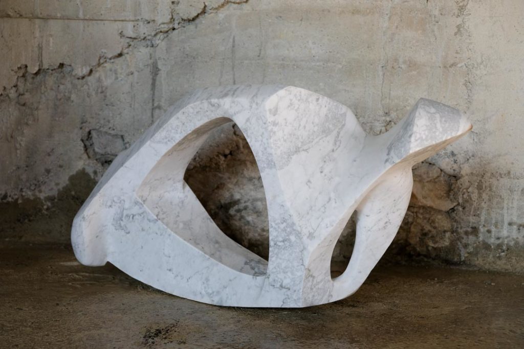 "Les deux pôles", pièce unique, sculpture en marbre blanc. Taille 55x80cm.