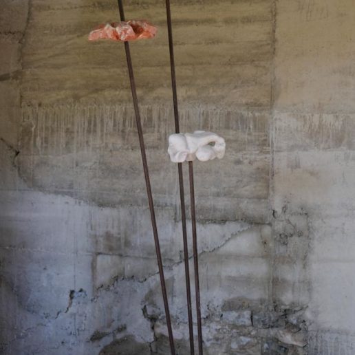 "En regardant les nuages" sculpture en calcaire, marbre et acier. Taille 200x50cm.