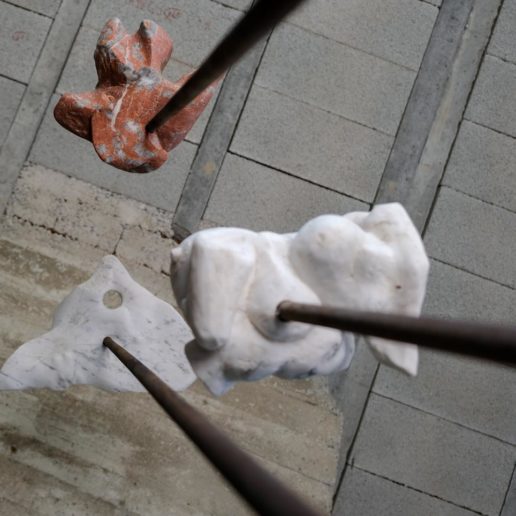 "En regardant les nuages" sculpture en calcaire, marbre et acier. Taille 200x50cm.