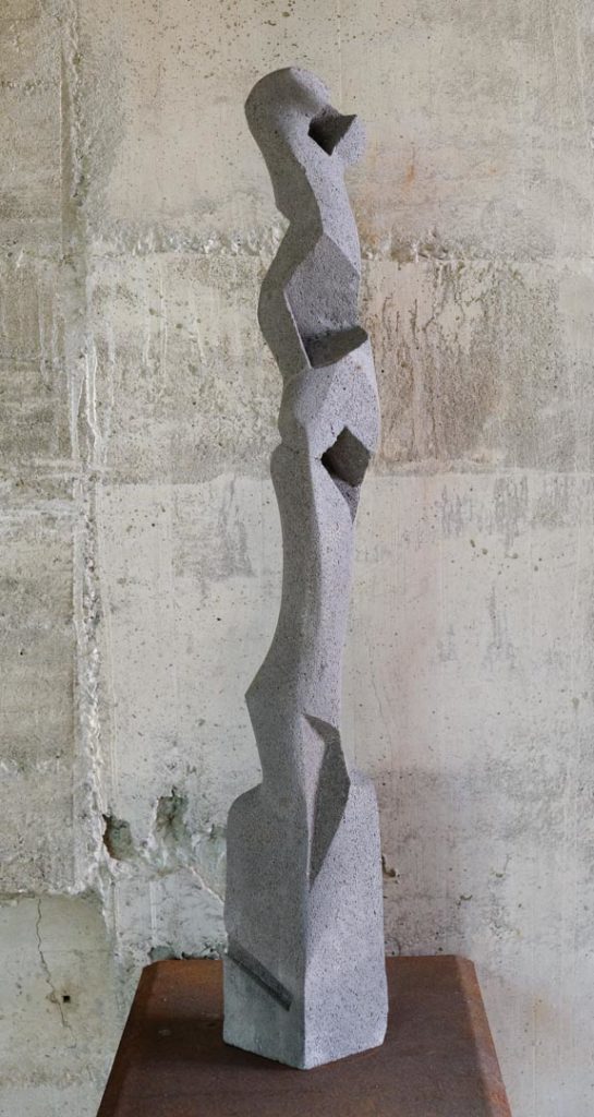 "Promenade", pièce unique, sculpture en pierre de Volvic. Taille 70x15x15cm.