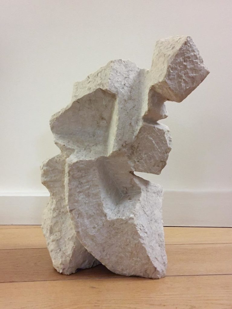 "Kakemono", pièce unique, sculpture en pierre d'Istrie. Taille 40x30cm.