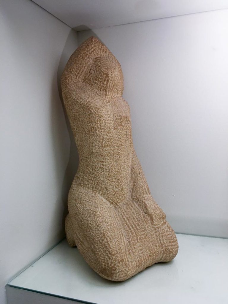 "Divinité à genoux", pièce unique, sculpture en pierre de Saint Martin Belleroche. Taille 40cm.