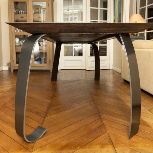 Table en acier et plateau de chêne. Taille 200x80cm.