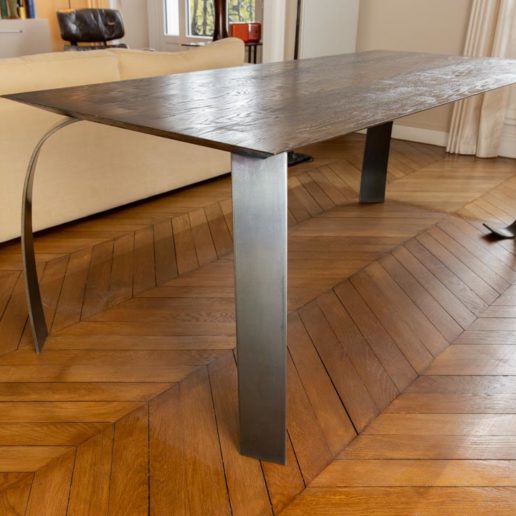 Table en acier et plateau de chêne. Taille 200x80cm.