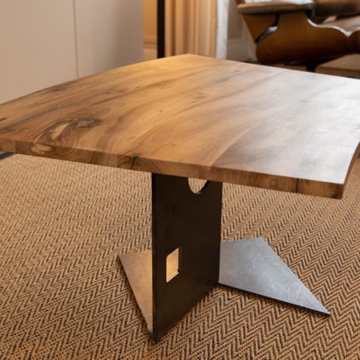 Table basse en noyer et acier. Taille 90x60cm.