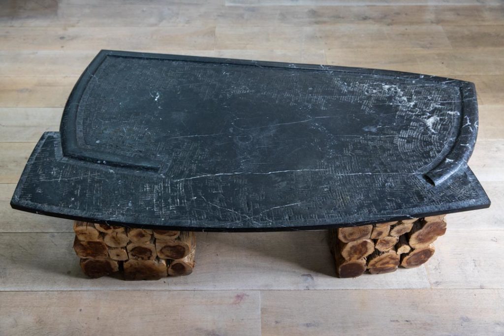 Table basse en cade et pierre de Cihigue. Taille 45x50x110cm.