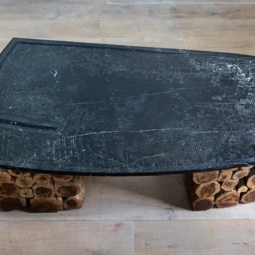 Table basse en cade et pierre de Cihigue. Taille 45x50x110cm.