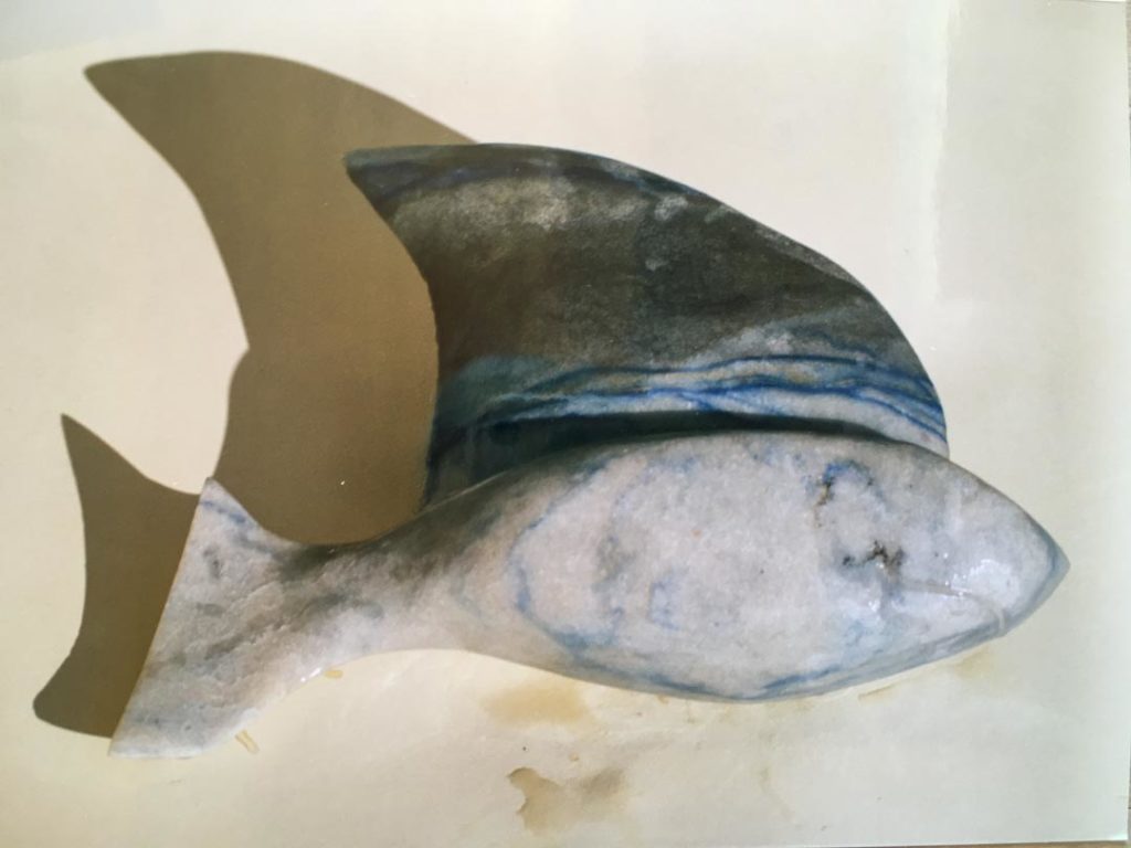 "requin pas sérieux", pièce unique, sculpture en marbre bleu. Taille 20cm.